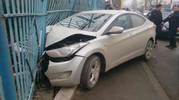 O şoferiţă s-a înfipt cu maşina în gardul Jandarmeriei de pe I.C. Brătianu